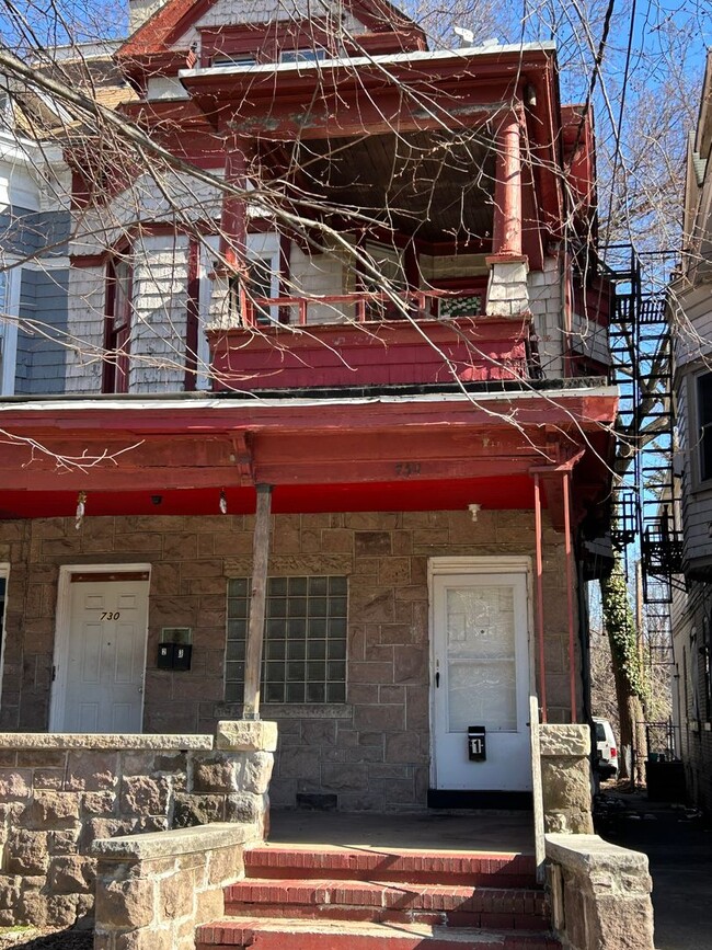 Building Photo - 730 W State St