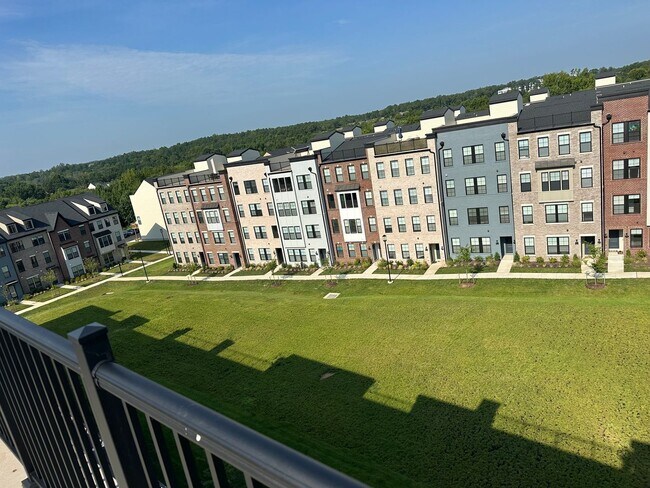 Foto del edificio - For Rent: Luxurious Short Pump Condo at Ga...