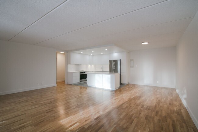 Building Photo - 4800 Maisonneuve Blvd W