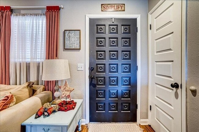 Building Photo - Quaint Rogers Home!