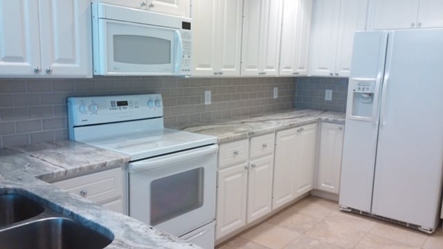Granite Countertop & Backsplash - 15375 Laughing Gull Ln