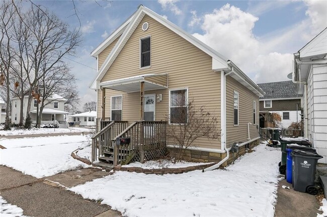 Building Photo - Updated SW Side 2 bed/1.5 Bath