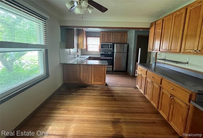 Foto del edificio - 10053 Royal Grand Ave