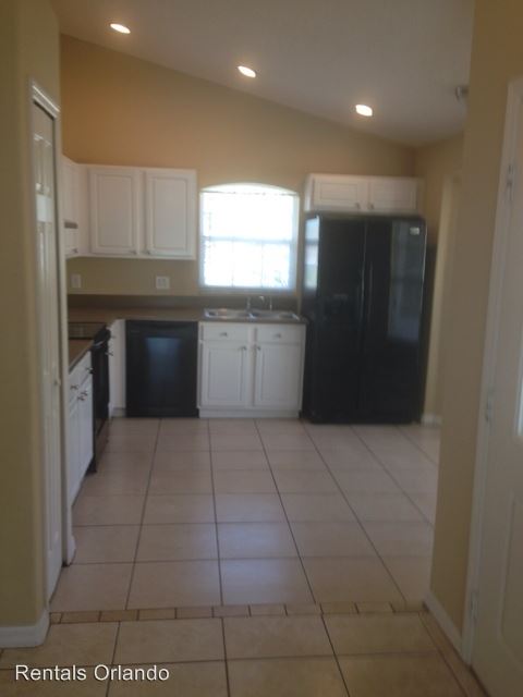 Building Photo - 105 S Roma Way
