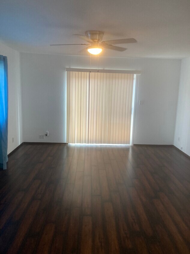 Building Photo - 533 N Riverside Dr