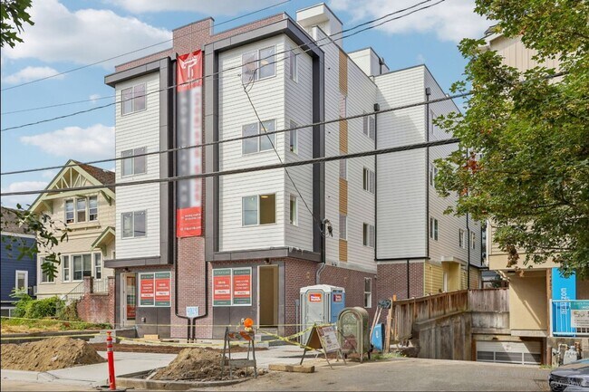 Foto del edificio - Spacious Townhome – Husky now leasing!