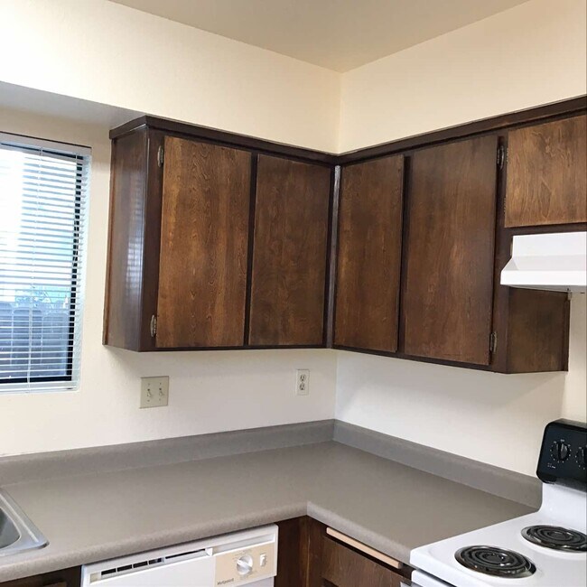 Kitchen - 921 W Sacramento Ave