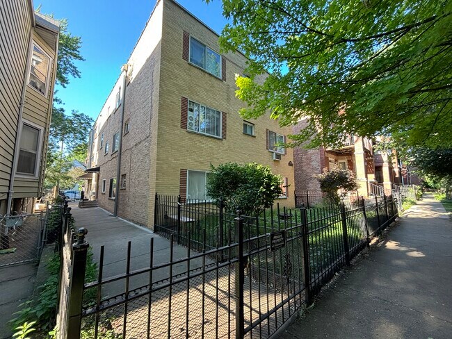Building Photo - 1432 W Rosemont Ave