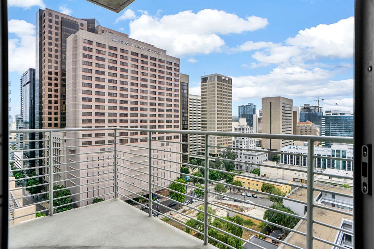 Primary Photo - Gorgeous downtown unit that is ready for i...