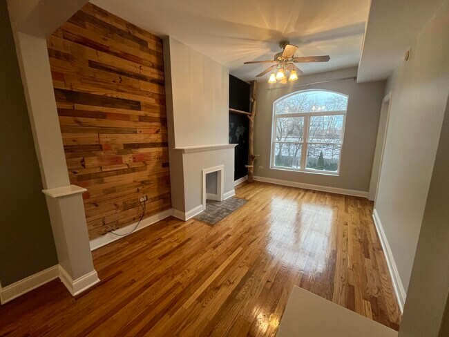 Sala de estar - 6444 S Dorchester Ave