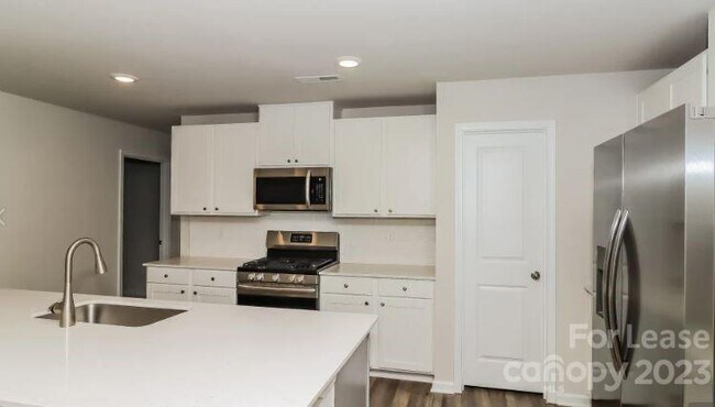 Building Photo - 128 Hazelnut Wy