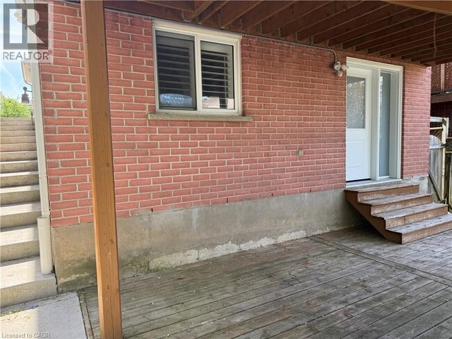 Building Photo - 67 Hollyridge Crescent