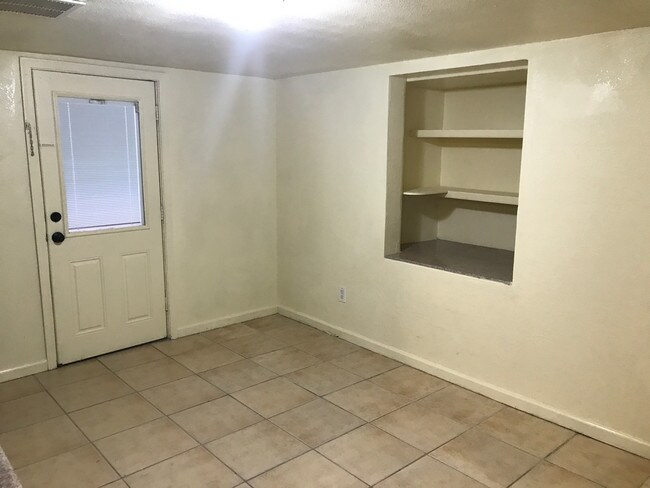 Building Photo - 546 S Mesa Dr