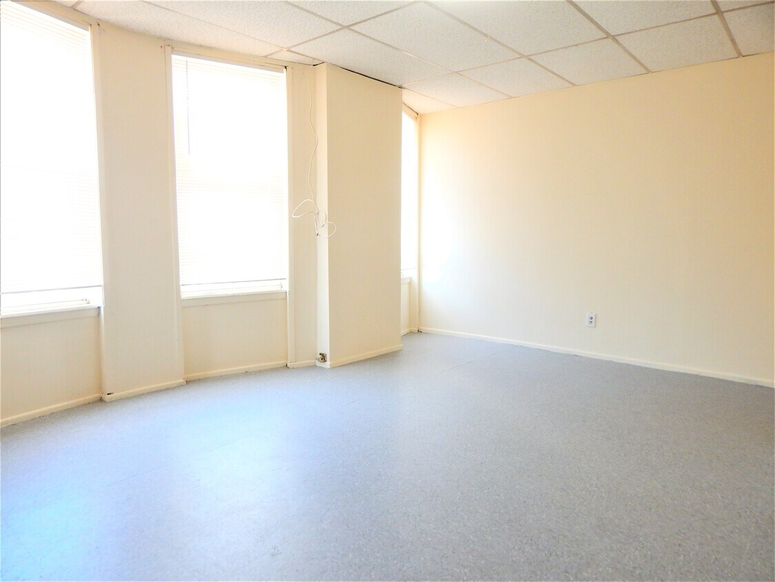 Primary Photo - 580 Newark Ave