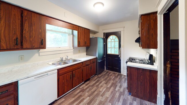 Building Photo - 5 Bed 1 Bath Single Family Home For Rent