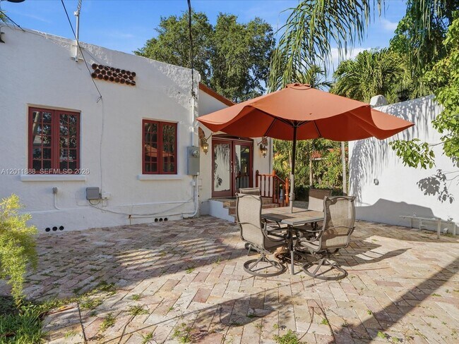 Building Photo - 1137 Asturia Ave