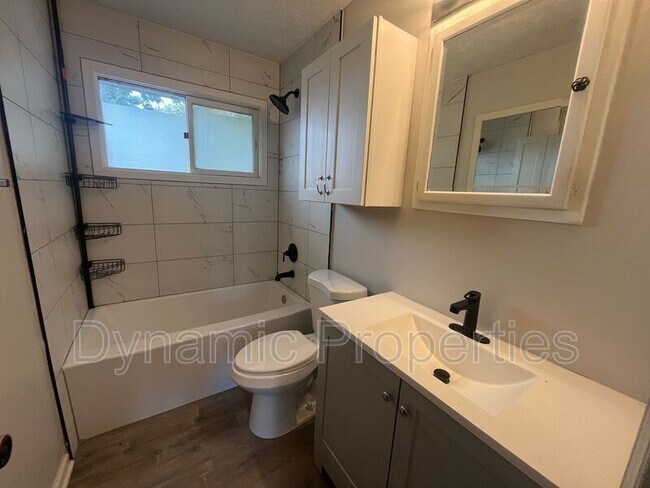 Foto del edificio - 7009 S 79th St