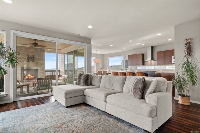 Building Photo - Beautiful 4 bed/2.5 bath dream home in Mon...