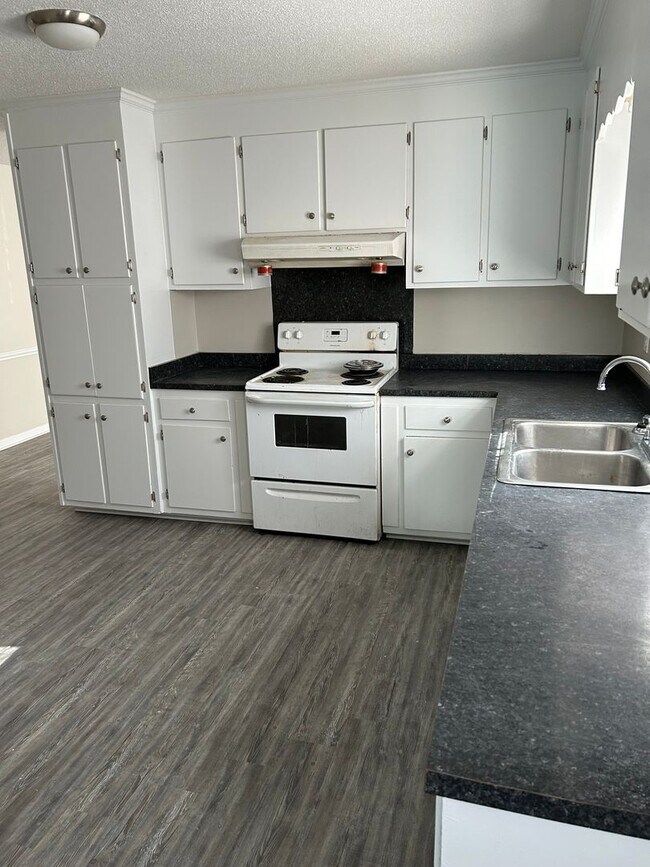 Building Photo - Newly Upgraded 3BR/2BA Home for Rent