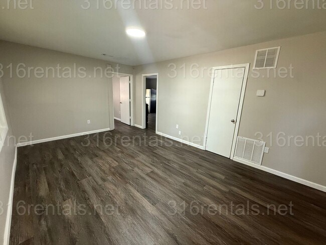 Building Photo - $1145 - 4 bedroom / 1 bathroom - Single Fa...