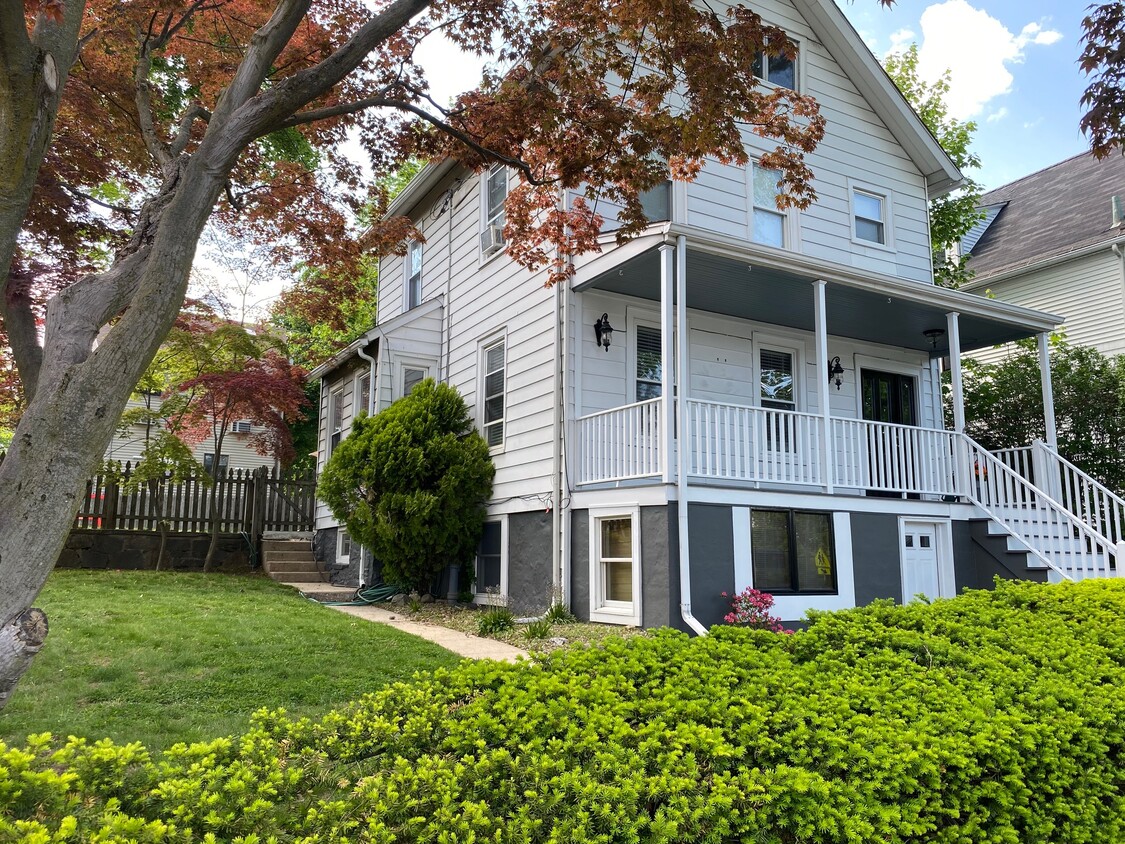 Primary Photo - 32 Mead Ave