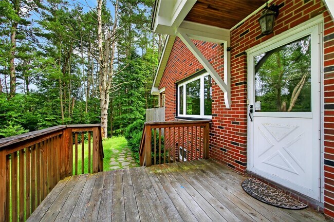 Foto del edificio - 52 Luxton Lake Rd