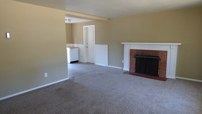 Building Photo - 2 bedroom 1 bathroom Home