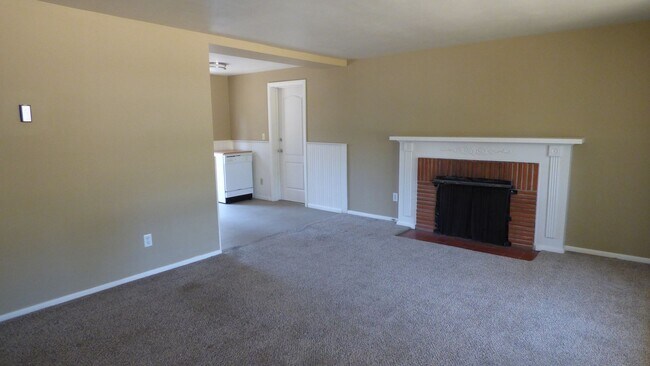 Building Photo - Rent Special: $500 Off First Full Months R...