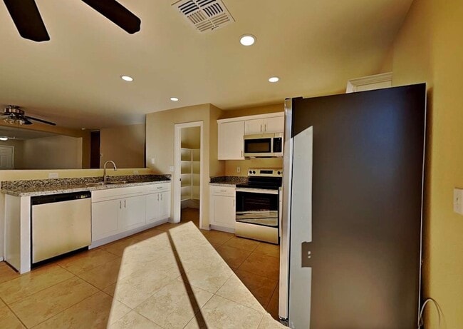 Building Photo - 205 E Valley View Dr