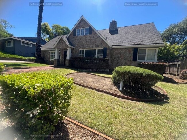 Building Photo - "Wine Country Living at Its Finest – 5BR R...