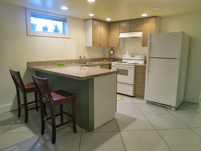 Cocina completa con bar para comer - 10207 3rd Ave S