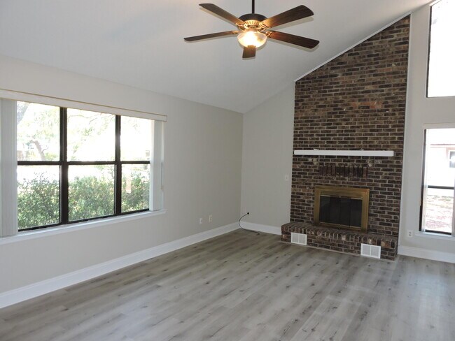 Building Photo - 604 E Greenwood Cove