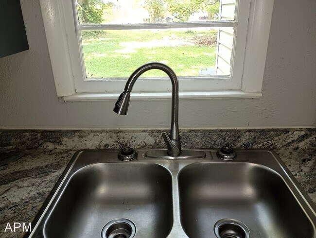 Foto del edificio - 3 br, 1 bath House - 409 10th Ave SW
