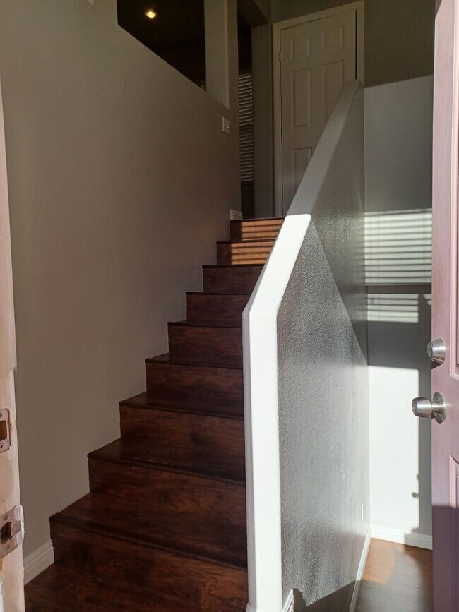 Foto del edificio - Spacious Tri-Level Home with 4 Bedrooms & ...