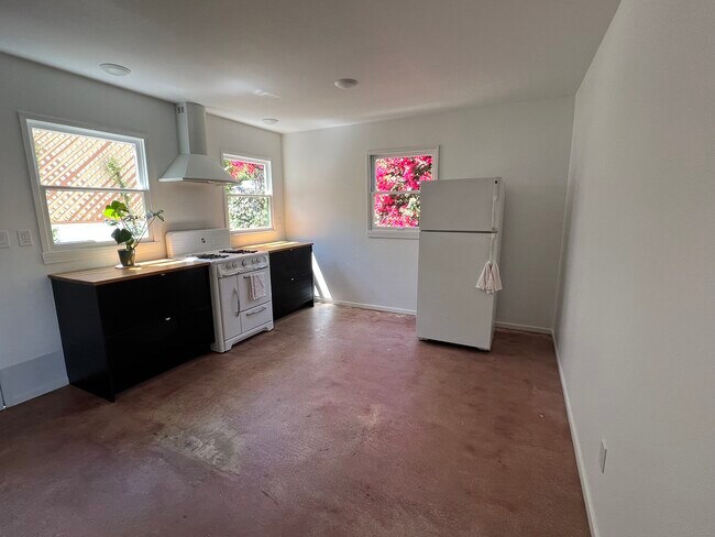 Building Photo - 1216 Oak Grove Dr