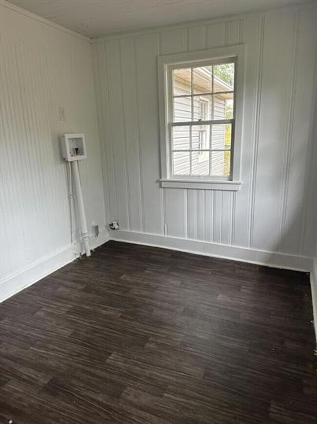 Building Photo - Bright & Airy 3-Bedroom Home with Deck and...