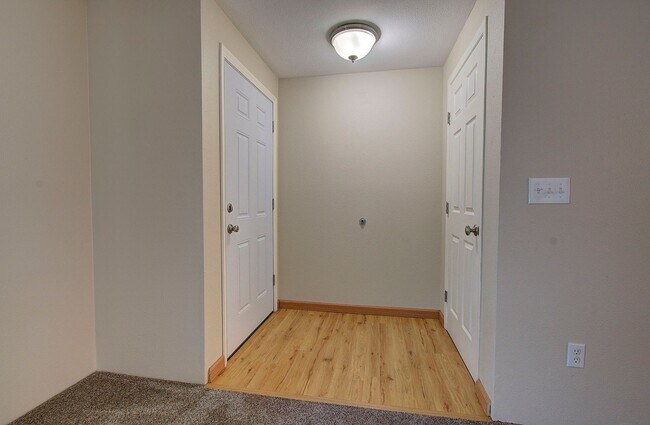 Building Photo - Charming 2 bdrm, 1 bath in Maplewood Neigh...