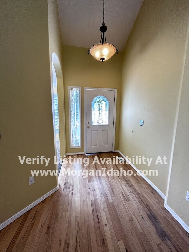 Foto del edificio - Near the Oregon Trail Reserve, 3-car garag...