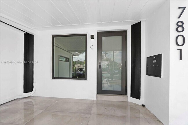 Foto del edificio - 7801 Byron Ave