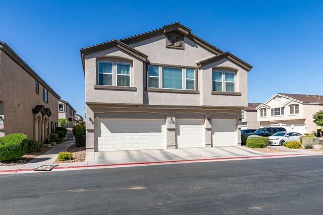Building Photo - Stylish Townhouse Near the Strip with Dual Suites