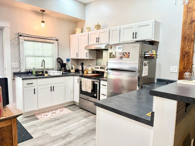 Foto del edificio - Recently Remodeled 1 Bedroom in Desirable Yarmouth ME.