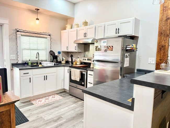 Building Photo - Recently Remodeled 1 Bedroom in Desirable Yarmouth ME.