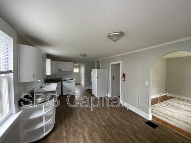 Building Photo - 325 Valley St