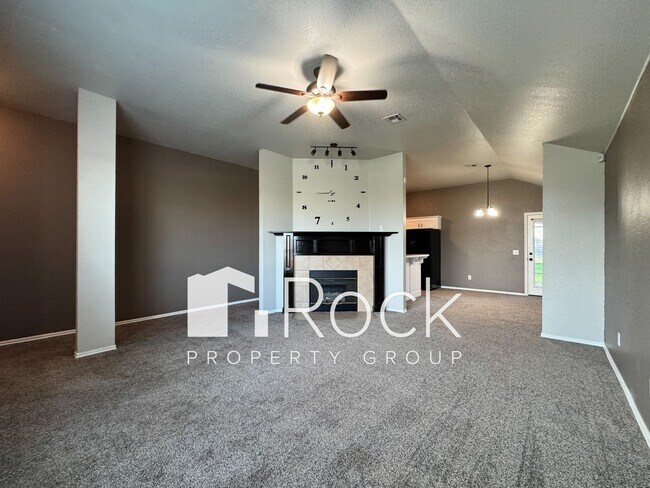 Foto del edificio - 4 Bedroom Home in Moore with All Appliances Included *1st Month's Rent FREE*