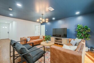 Building Photo - 9515 Meadowglen Ln