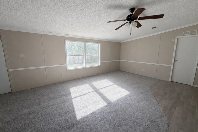 Foto del edificio - Freshly Updated Double-Wide Home in Quiet Community