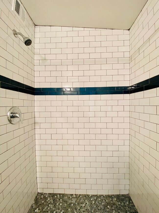 Foto del edificio - 1/2 Off Month Move In Special! Modern living in this completely remodeled 3 Bed/2Bath - Community...