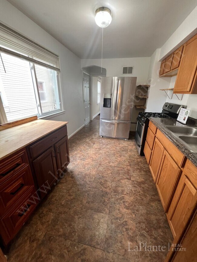 Building Photo - Welcome to this charming 3-bedroom, 1-bath...