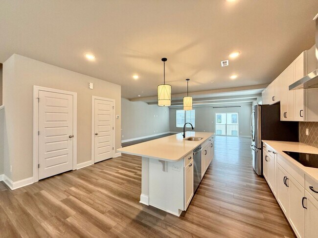 Foto del edificio - **OFFERING FIRST MONTH'S RENT FREE, $200 MOVE IN PROMOTION & REFUNDABLE APPLICATION FEES** New Co...