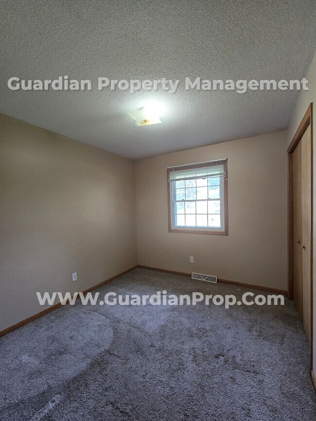 Building Photo - Available now! Spacious Brooklyn Center Home